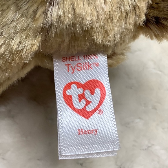 Ty Beanie Boo HENRY Ty Silk 2018 Canadian Exclusive Bear Holding Fish with Tags - Picture 9 of 12